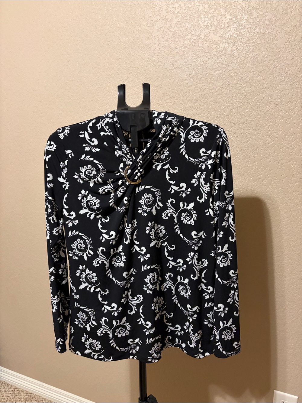 Liz Claiborne Black & White Ring-Detail Long Sleeve Top